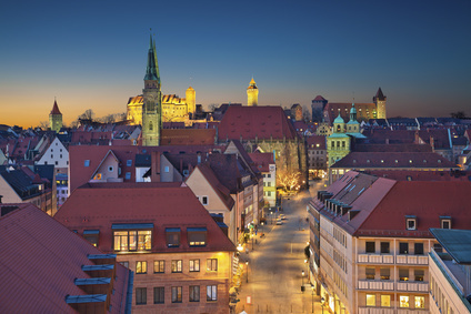 zeigt die Stadt Nürnberg bei Nacht