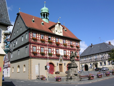blid zeigt das historische Rathaus von Bad Staffelstein in der Frontansicht.